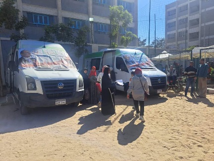 الكشف علي 2352  حالة في قافلة طبية بنجع حمادي ضمن حملة 