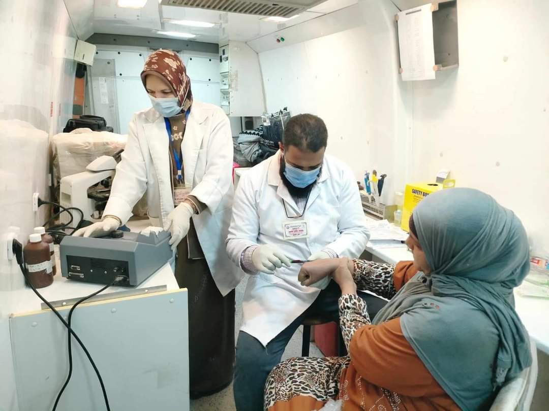 توقيع الكشف على 1954 حالة خلال قافلة طبية بقرية صفط اللبن بالمنيا