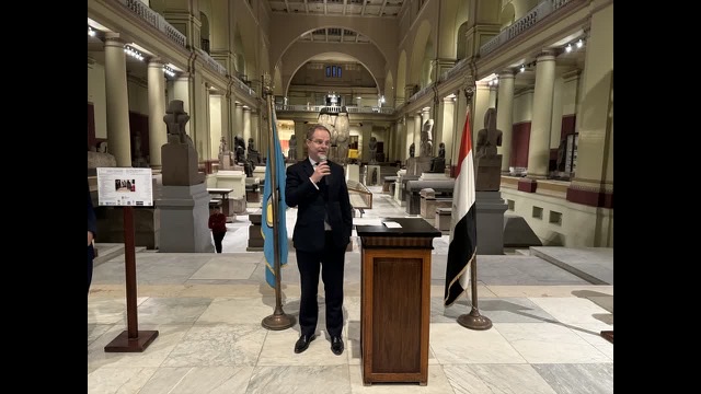 السفير البريطاني يحتفل بافتتاح معرض 