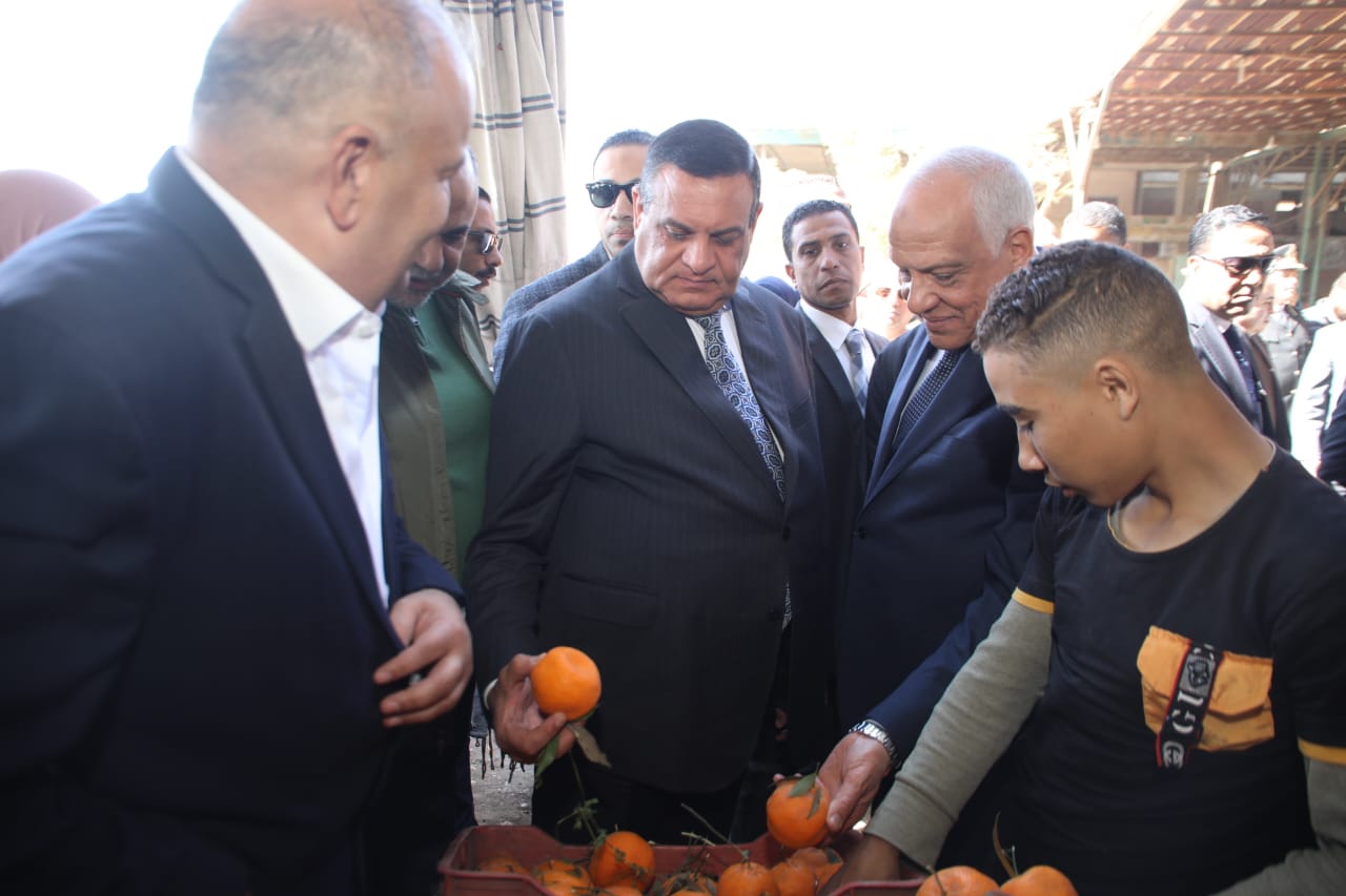 وزير التنمية المحلية ومحافظ الجيزة يتفقدان سوق الجملة بالسادس من أكتوبر