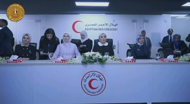 السيدة انتصار وقرينة الرئيس التركي تتفقدان غرفة العمليات الرئيسية للهلال الأحمر وحياة كريمة