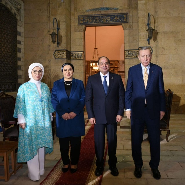 السيسي وقرينته يصطحبان أردوغان وقرينته في زيارة إلى مسجد الإمام الشافعي