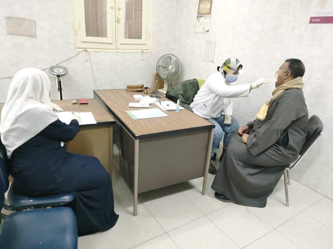 صحة المنيا توقع الكشف على  1627 حالة خلال قافلة طبية  مجانية بقرية بنى حسن الشروق بمركز  أبوقرقاص