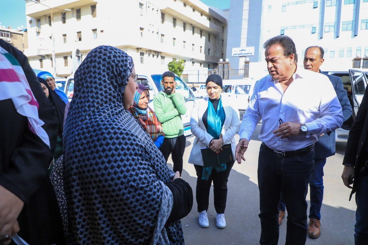 وزير الصحة يتفقد مستشفى الأطفال التخصصي في بـ«بنها» ويوجه بصرف مكافأة شهر لكافة العاملين