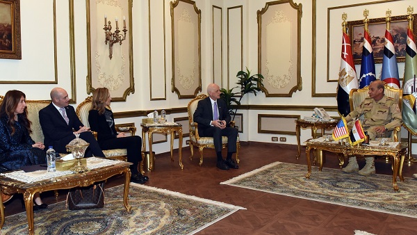 وزير الدفاع يتبادل الرؤى مع وفد مجلس النواب الأمريكي بشأن منع اتساع دائرة العمليات العسكرية بالمنطقة