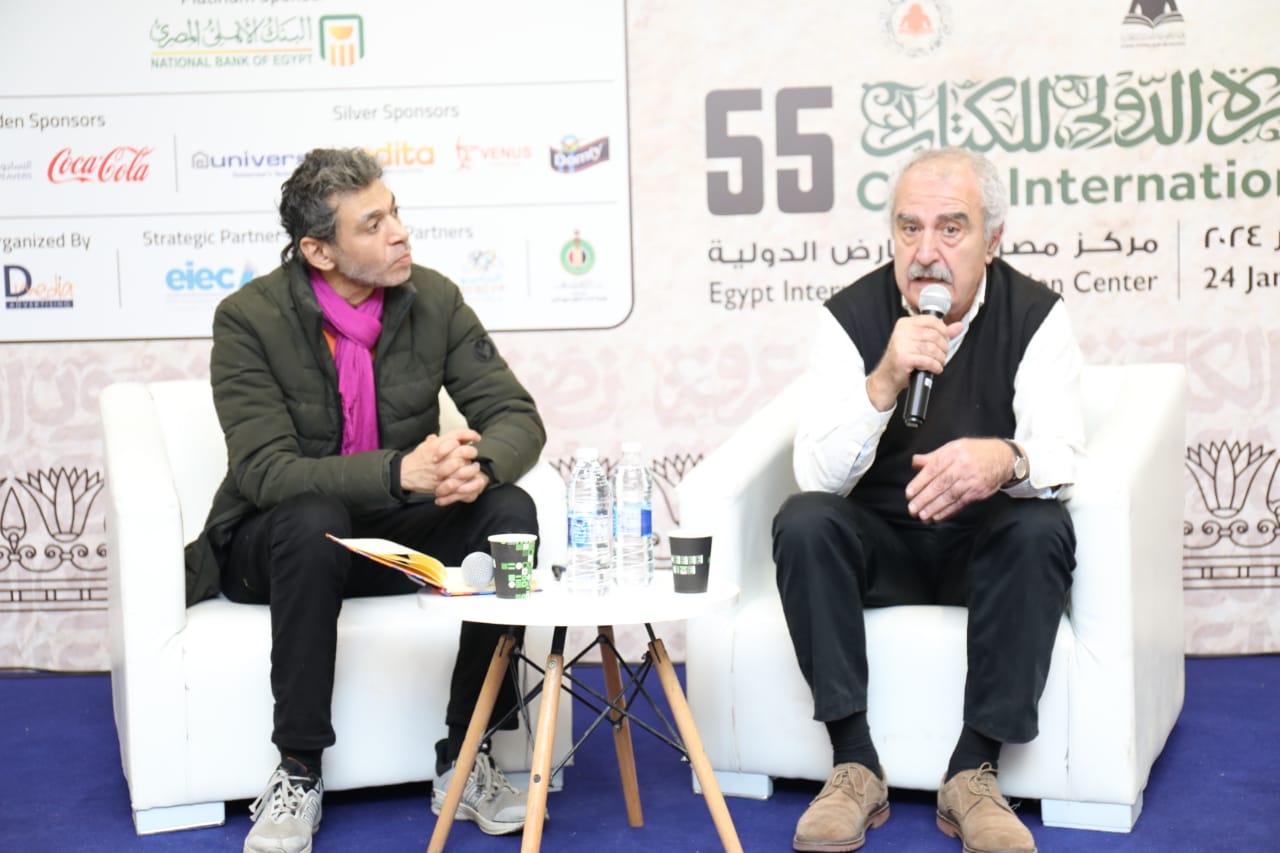 طارق إمام يحاور اللبناني حسن داوود في معرض الكتاب

