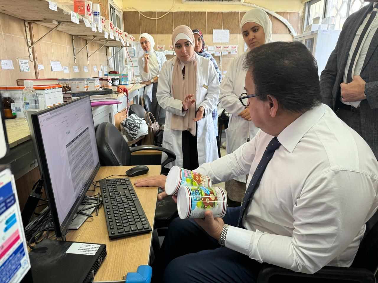 وزير الصحة يتفقد مركز طب أسرة التجمع الثالث في زيارة مفاجئة ويوجه بصرف مكافآة للعاملين به  