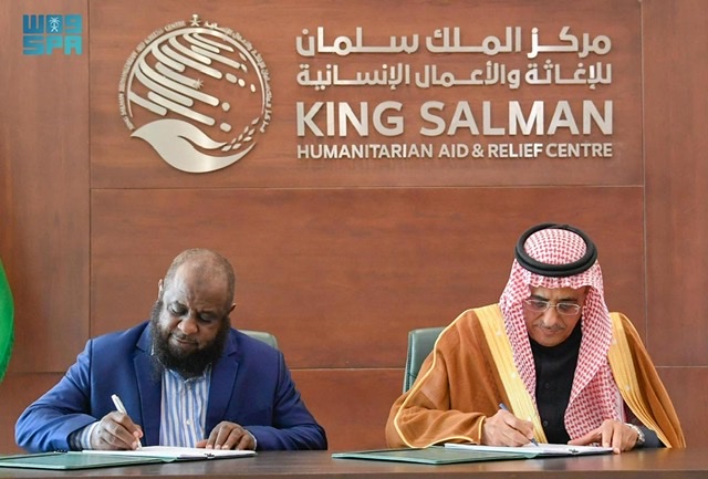 مركز الملك سلمان للإغاثة يوزع سلات غذائية.. ويدعم المنظومة الصحية بالسودان