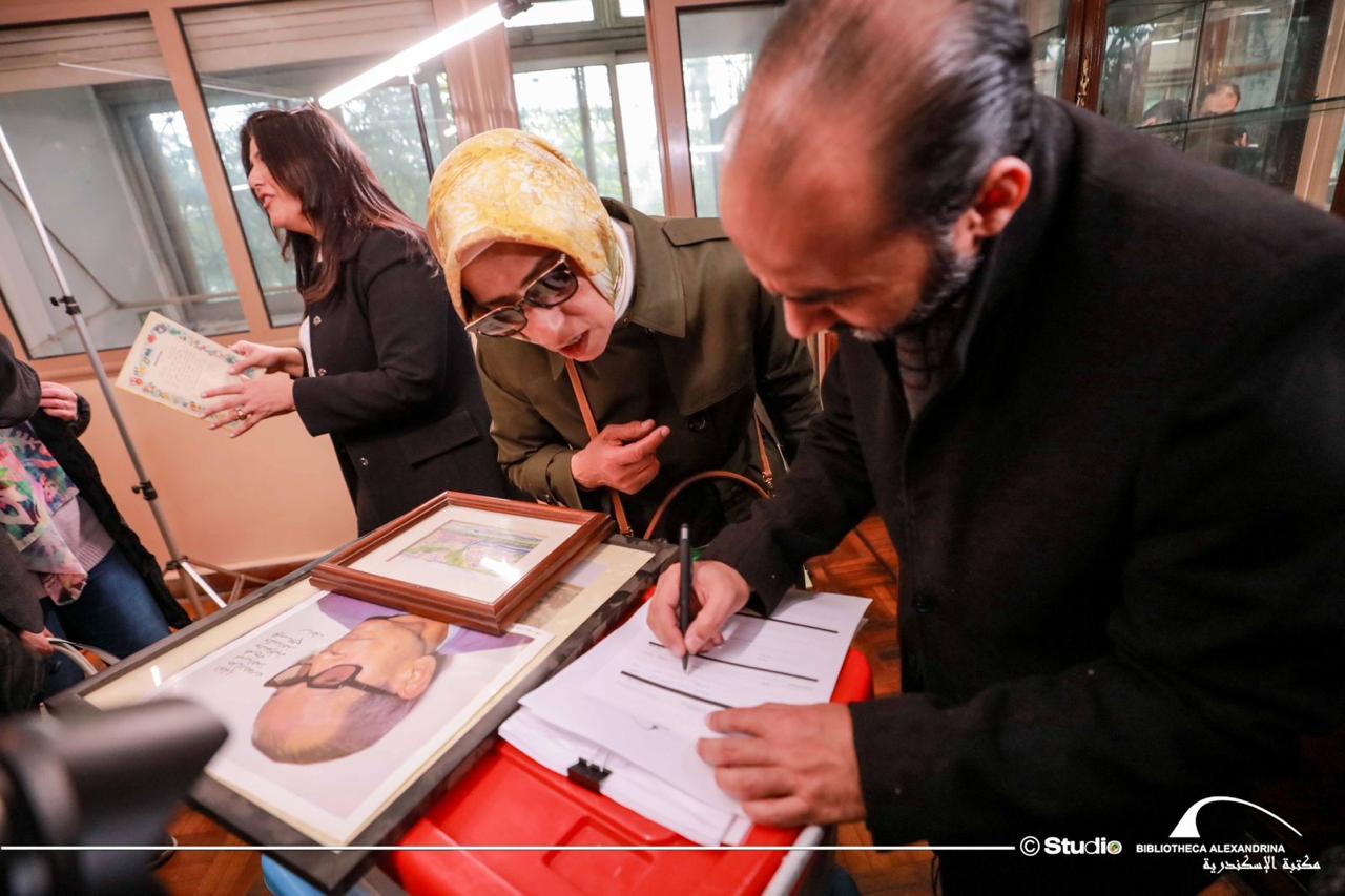 أم كلثوم نجيب محفوظ تهدي مكتبة والدها الخاصة إلى مكتبة الإسكندرية

