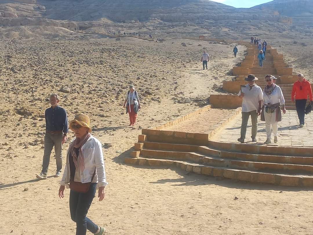 وفود سياحية أوروبية تزور المناطق الأثرية بالمنيا