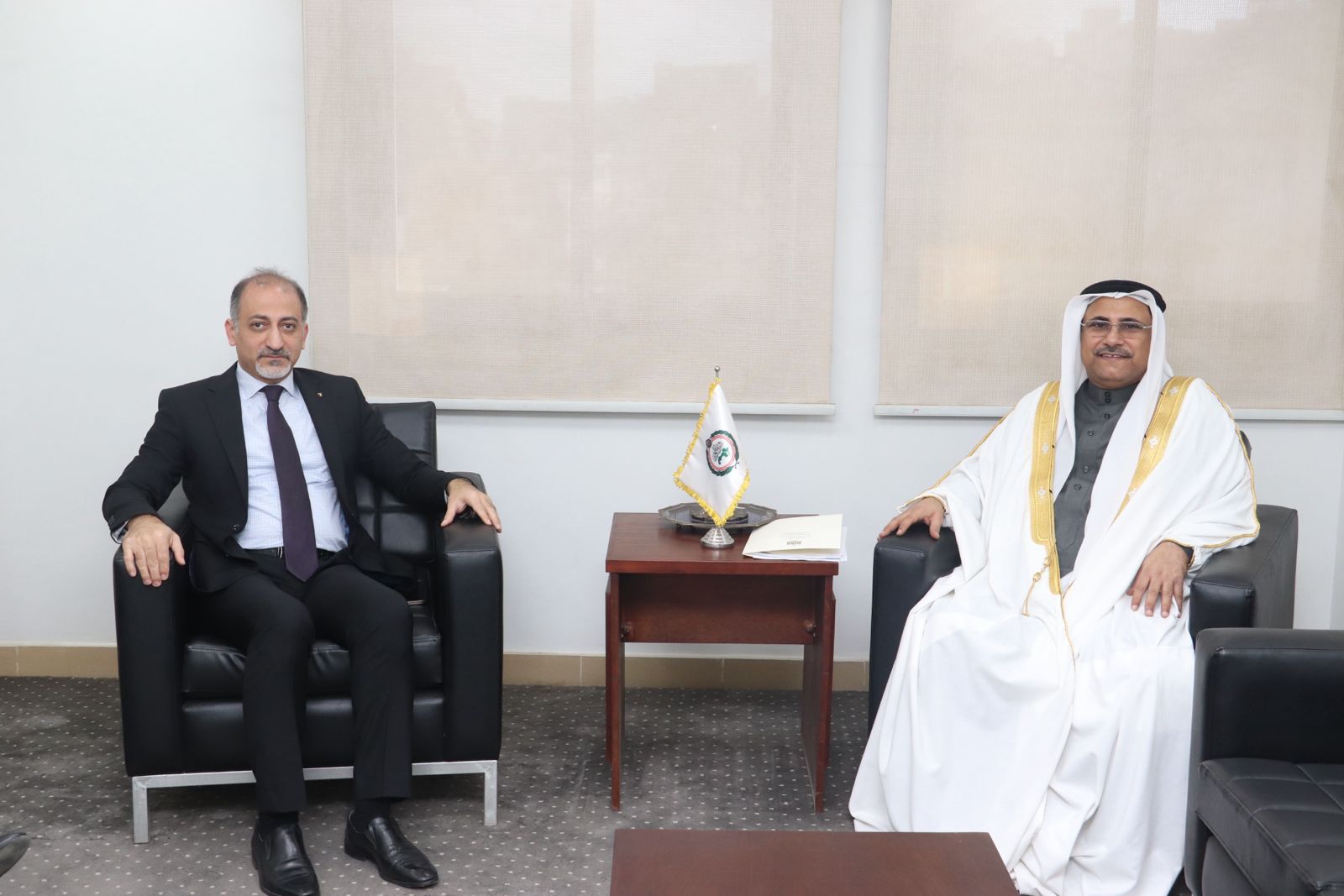 العسومي يطلع مندوب فلسطين لدى الجامعة العربية على تحركات البرلمان لوقف العدوان على غزة