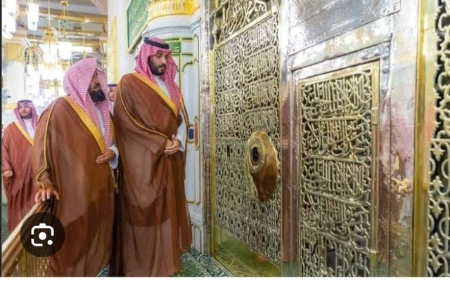 ولي العهد السعودي يزور المسجد النبوي ومسجد قباء