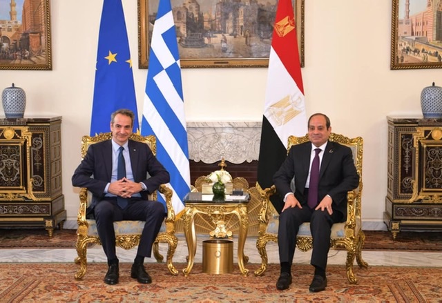 السيسي يستقبل رئيس وزراء اليونان على هامش القمة المصرية الأوروبية 