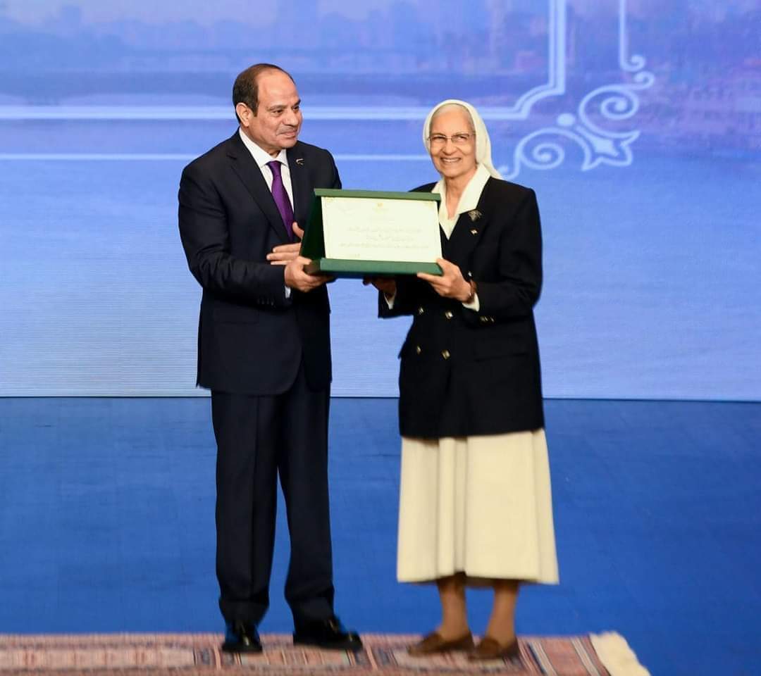 السيسي يكرم مديرة مدرسة القديس يوسف بالزمالك لمجهوداتها في التعليم