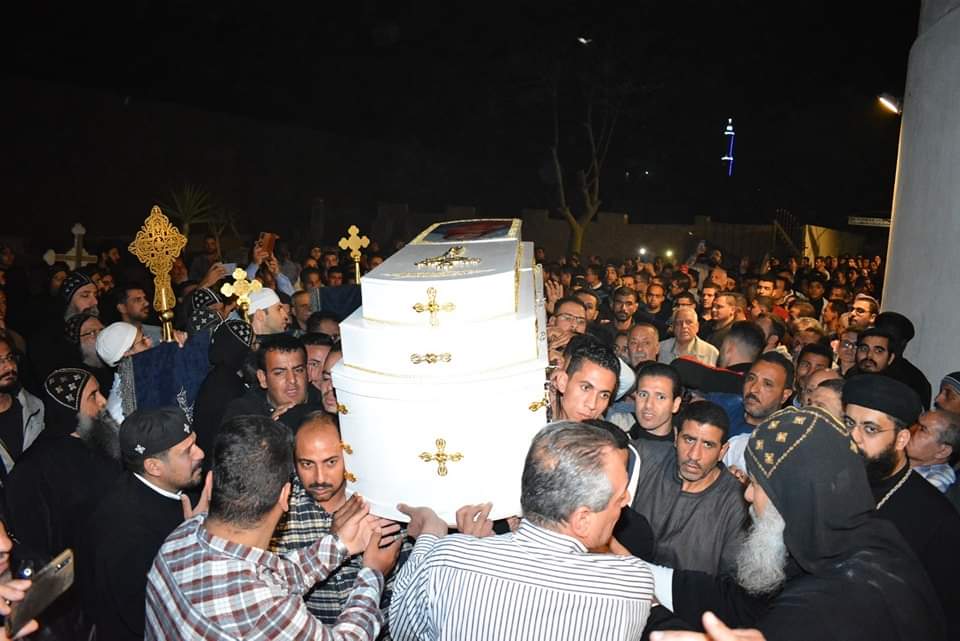 الكنيسة تقيم صلاة تجنيز الراهب القمص ميصائيل المُحرقي بدير المُحرق