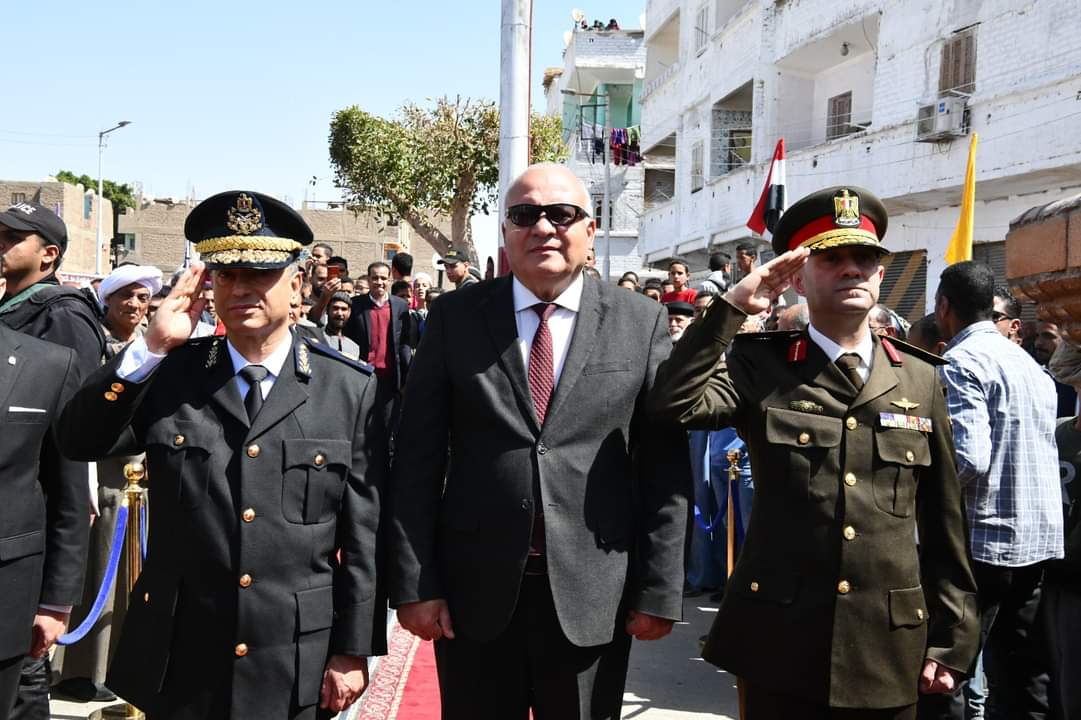 قنا تحتفل بعيدها القومى بوضع اكليل الزهور على شهداء معركة 