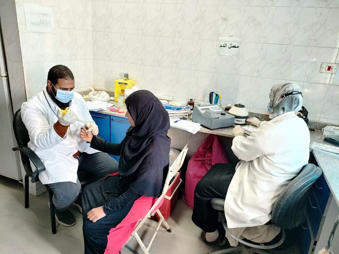 توقيع الكشف الطبي على 1334 حالة خلال قافلة طبية بقرية السلام ببني مزار بالمنيا