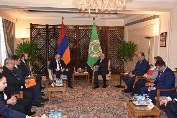 أمين عام الجامعة العربية يبحث مع رئيس وزراء أرمينيا سبل الارتقاء بالتعاون الثنائي بين الجانبين