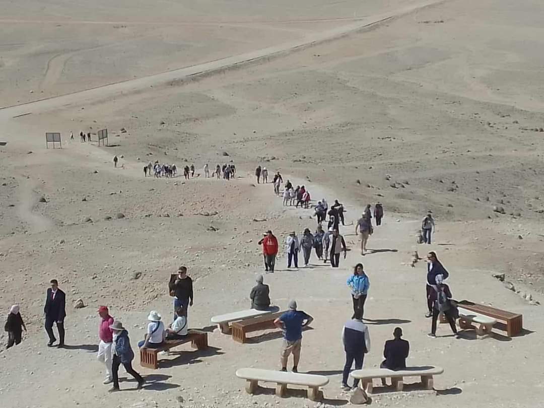 وفد سياحي متعدد الجنسيات يزور منطقة آثار بنى حسن بالمنيا