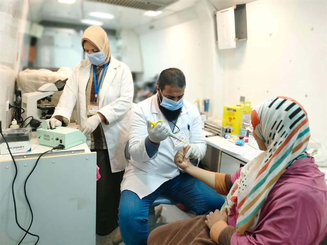 توقيع الكشف الطبي على 1588 حالة خلال قافلة طبية بقرية سرير مفتاح بمركز المنيا