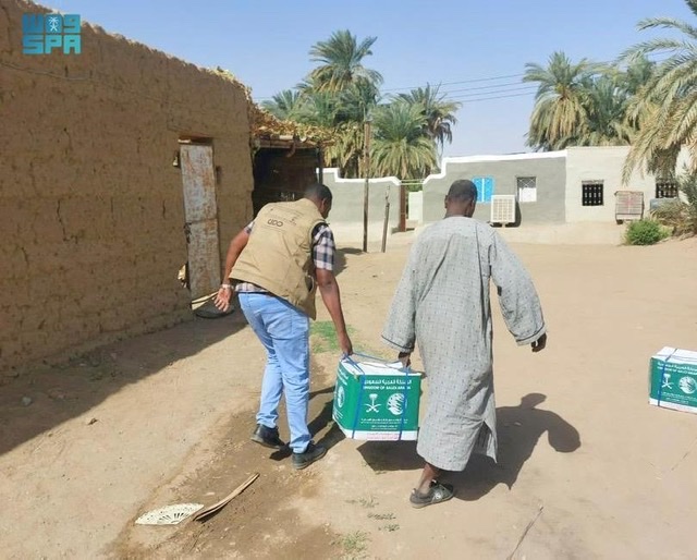 مركز الملك سلمان يوزع 2000 سلة غذائية في ولايات السودان 