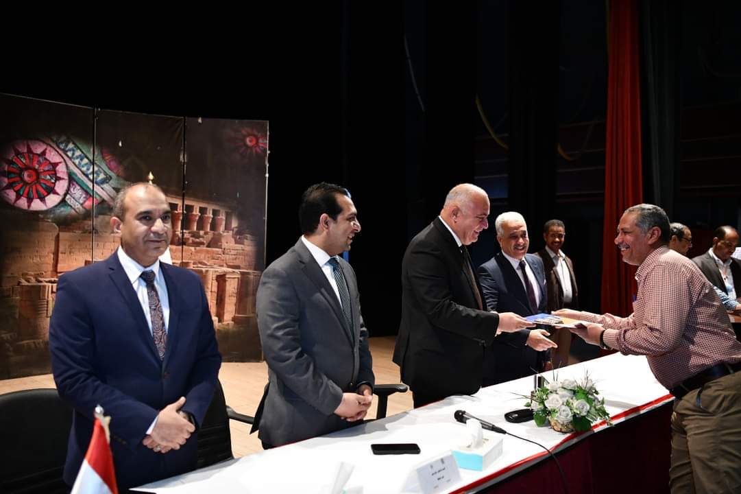بدء تسليم عقود مدينة الأمل الجديدة بمحافظة قنا

