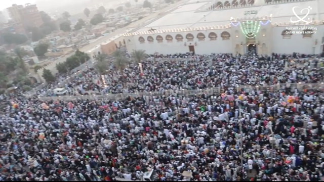 التقارب الثقافي والديني بين مصر وقطر.. الدوحة ترصد أجواء العيد بمسجد عمرو بن العاص بالقاهرة