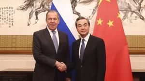 وزير الخارجية الصيني: سنعمل على تعزيز التعاون الإستراتيجي مع روسيا