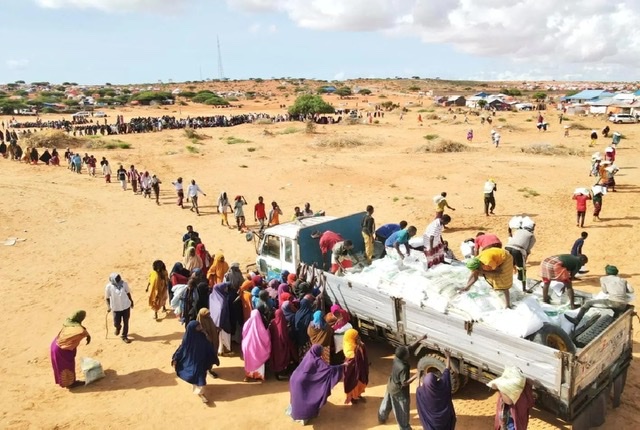 مركز الملك سلمان يوزع آلاف من أكياس الأرز للأسر الأكثر احتياجًا في عدة مناطق بالصومال واليمن