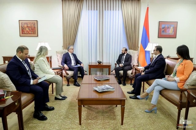 وزير خارجية أرمينيا يستقبل مرشح مصر لمنصب مدير عام منظمة 