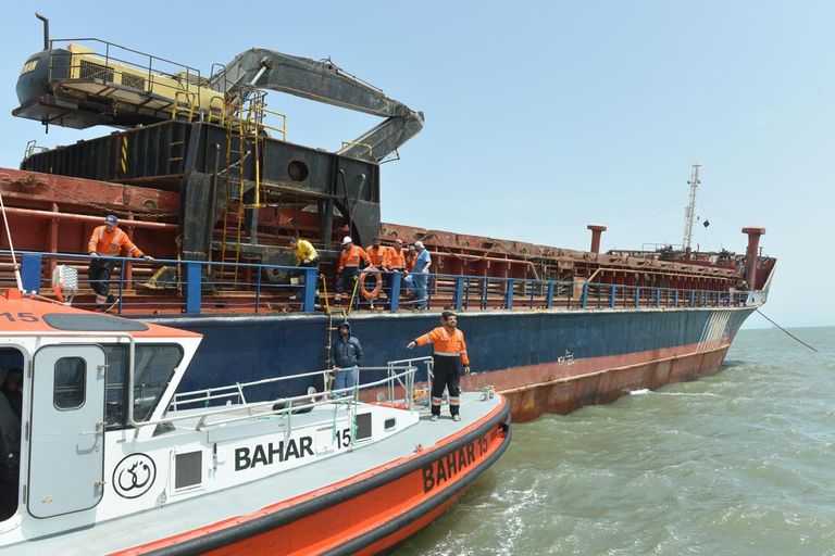 هيئة قناة السويس تنجح في إنقاذ سفينة من الغرق داخل البحر المتوسط

