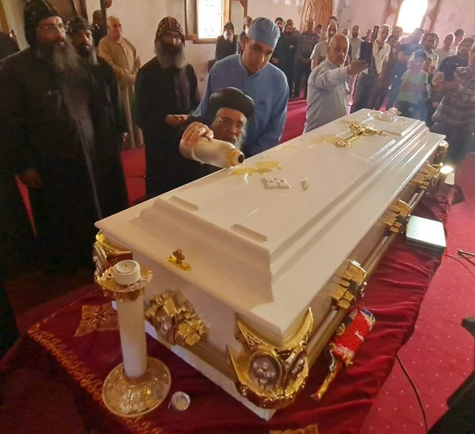 مطران الفيوم يصلي صلاة تجنيز راهب من دير 