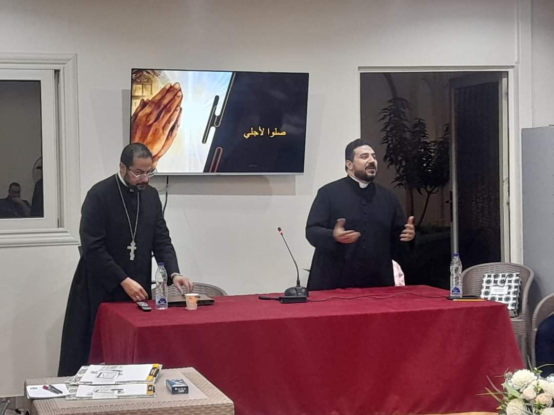 النائب البطريركي لشؤون الإيبارشية يفتتح الدورة الأولى لإعداد القادة بكنيسة العبور
