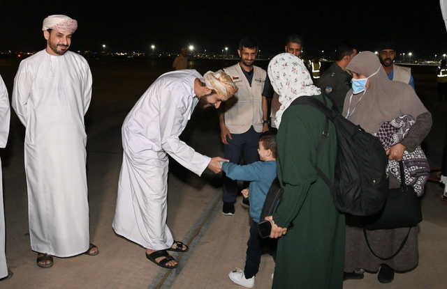 وصول عدد من الجرحى الفلسطينيين إلى سلطنة عُمان لتلقي العلاج