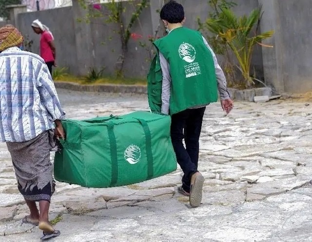 مركز الملك سلمان يوزع سلال غذائية في عدة دول