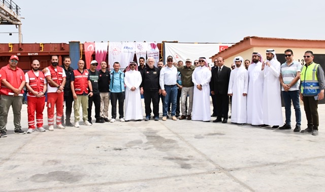 سفيرا قطر وتركيا بالقاهرة يستقبلان سفينة محملة بأكثر من 1900طن من المساعدات الإنسانية لقطاع غزة