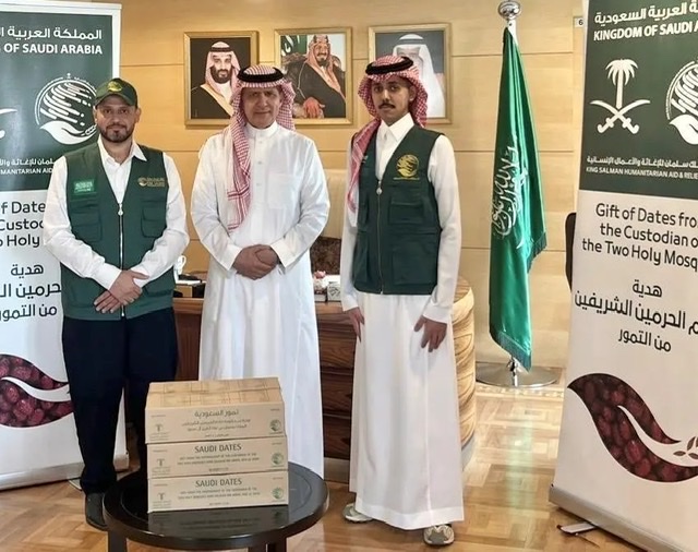 مركز الملك سلمان يسلِّم أطنان من التمور هدية لعدة دول 