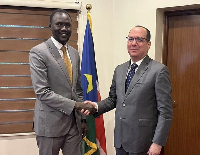 السفير المصري في جوبا يلتقي وزير الموارد المائية والري بجمهورية جنوب السودان