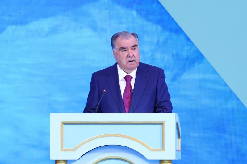 الرئيس الطاجيكي يدعو لتعزيز التعاون الدولي لحماية الموارد المائية و الأنهار الجليدية 