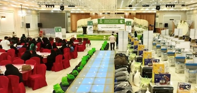 مركز الملك سلمان يسلّم معدات المهنة للأسر من مشروع كفالة الأيتام في عدن ولحج باليمن