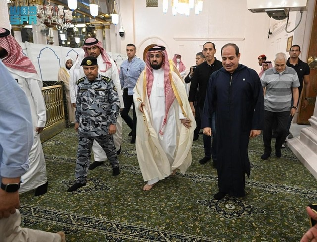 السيسي يزور المسجد النبوي قبل التوجه لأداء فريضة الحج