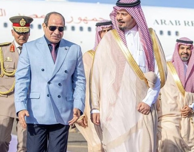 السيسي يصل المدينة المنورة للصلاة في المسجد النبوي