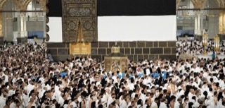حجاج بيت الله الحرام يؤدون طواف الإفاضة