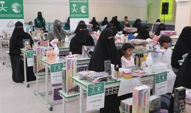 مركز الملك سلمان يسلّم حقائب التمكين الاقتصادية لأسر مشروع كفالة الأيتام باليمن