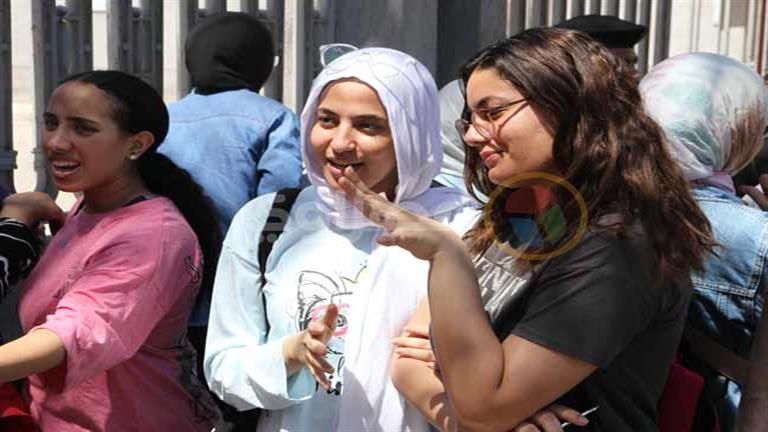 سعادة بين طلاب قنا بعد امتحان الفرنساوى وارتفاع سعر 