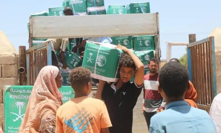  مركز الملك سلمان يوزع آلاف من الحقائب الإيوائية والسلال الغذائية في السودان