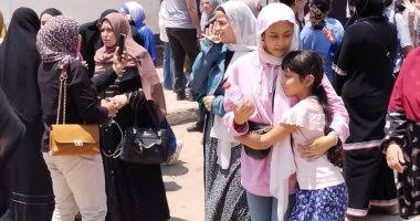  الثانوية فى قنا شكل تانى.. سعاده وفرح أمام لجان الفيزياء والغش الإليكترونى سيد الموقف 


