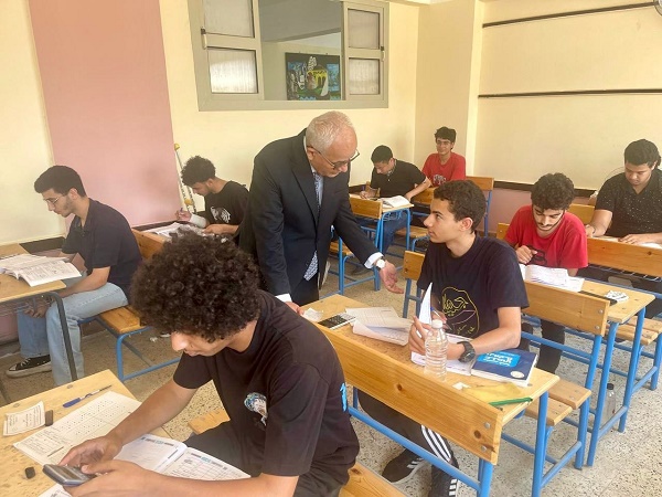 وزير التعليم يتفقد امتحانات الثانوية العامة بمادتي الفيزياء والتاريخ بمدرسة لغات بالعبور