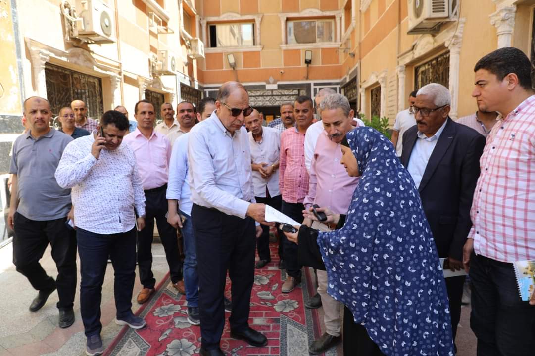 محافظ المنيا وسط اهالى ملوى: لن أبقى على مسئول فى منصبه بالمحافظة لن يرضى عنه المواطنون
