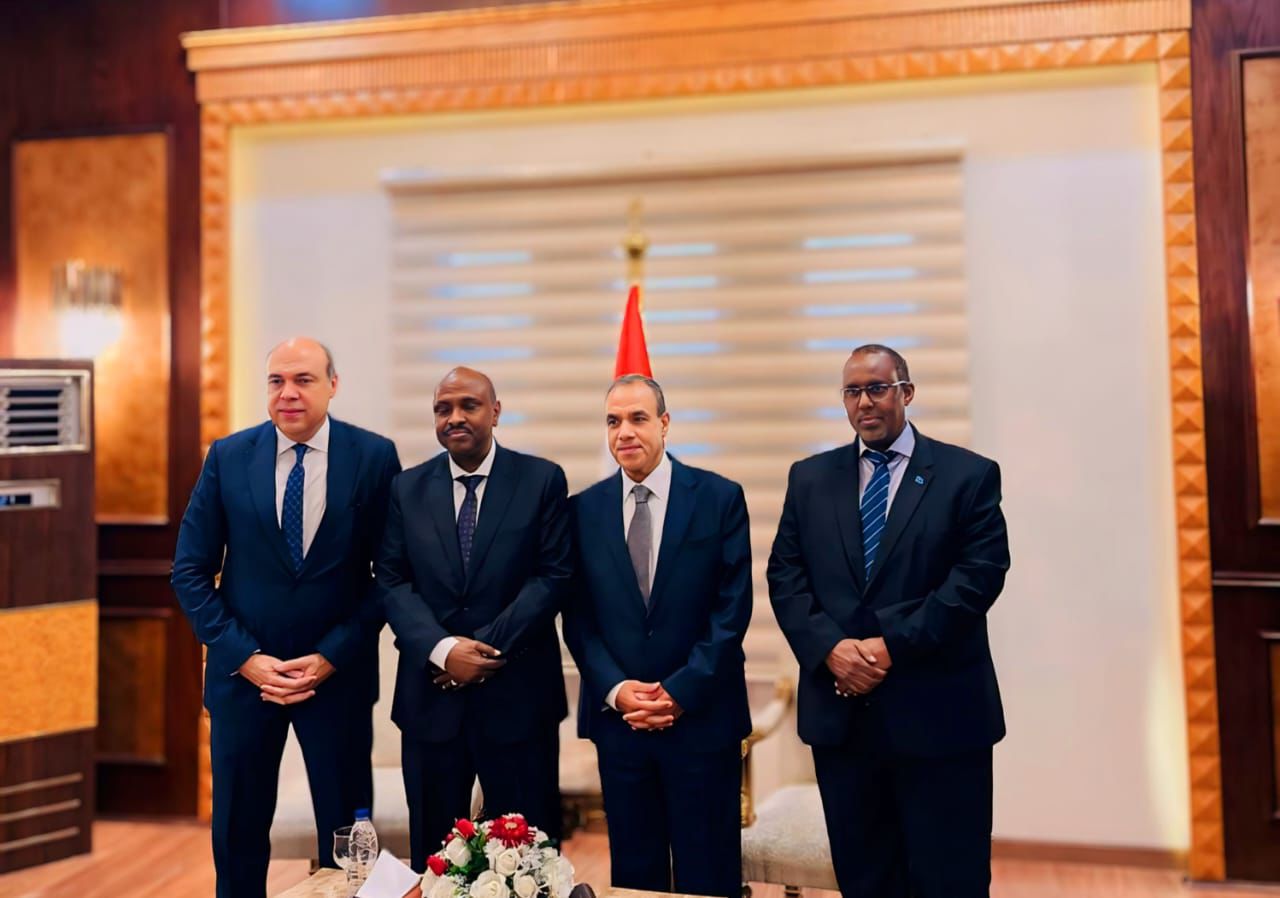 سفير الصومال يرحب بزيارة وزيرا الخارجية والطيران إلى مقديشيو لتدشين أولى الرحلات 